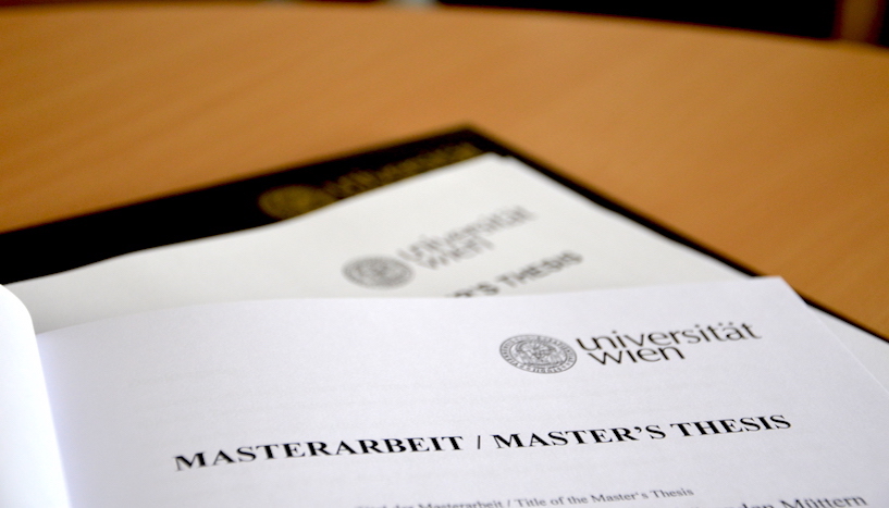 aufgeschlagene Masterarbeit mit Überschrift "Masterarbeit / Masterthesis"